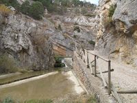 Sendero y barandilla junto al río