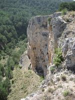 Corral bajo muro piedra caliza