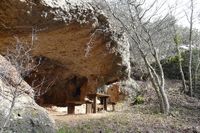 Zona de descanso bajo cueva de piedra