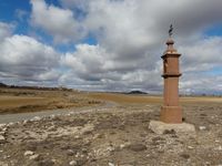 Peirón de piedra rodeno en Pozondón