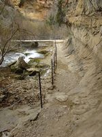 Sendero y barandillas junto al río