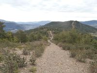 Sendero sobre cresta montaña