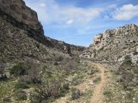 Sendero sobre barranco El Mortero